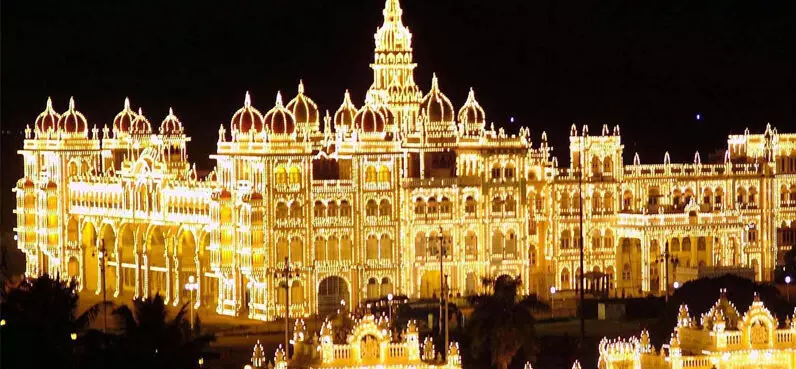 ಮೈಸೂರು ದಸರಾಕ್ಕೆ ಆಕರ್ಷಕ ಲೋಗೋ, ನೆಚ್ಚಿನ ತಾಣದ ಬಗ್ಗೆ ಬರಹ ಸ್ಪರ್ಧೆ: ವಿಜೇತರಿಗೆ ಸಿಗಲಿದೆ ನಗದು ಬಹುಮಾನ ಮೈಸೂರು ದಸರಾಕ್ಕೆ ಆಕರ್ಷಕ ಲೋಗೋ, ನೆಚ್ಚಿನ ತಾಣದ ಬಗ್ಗೆ ಬರಹ ಸ್ಪರ್ಧೆ: ವಿಜೇತರಿಗೆ ಸಿಗಲಿದೆ ನಗದು ಬಹುಮಾನ