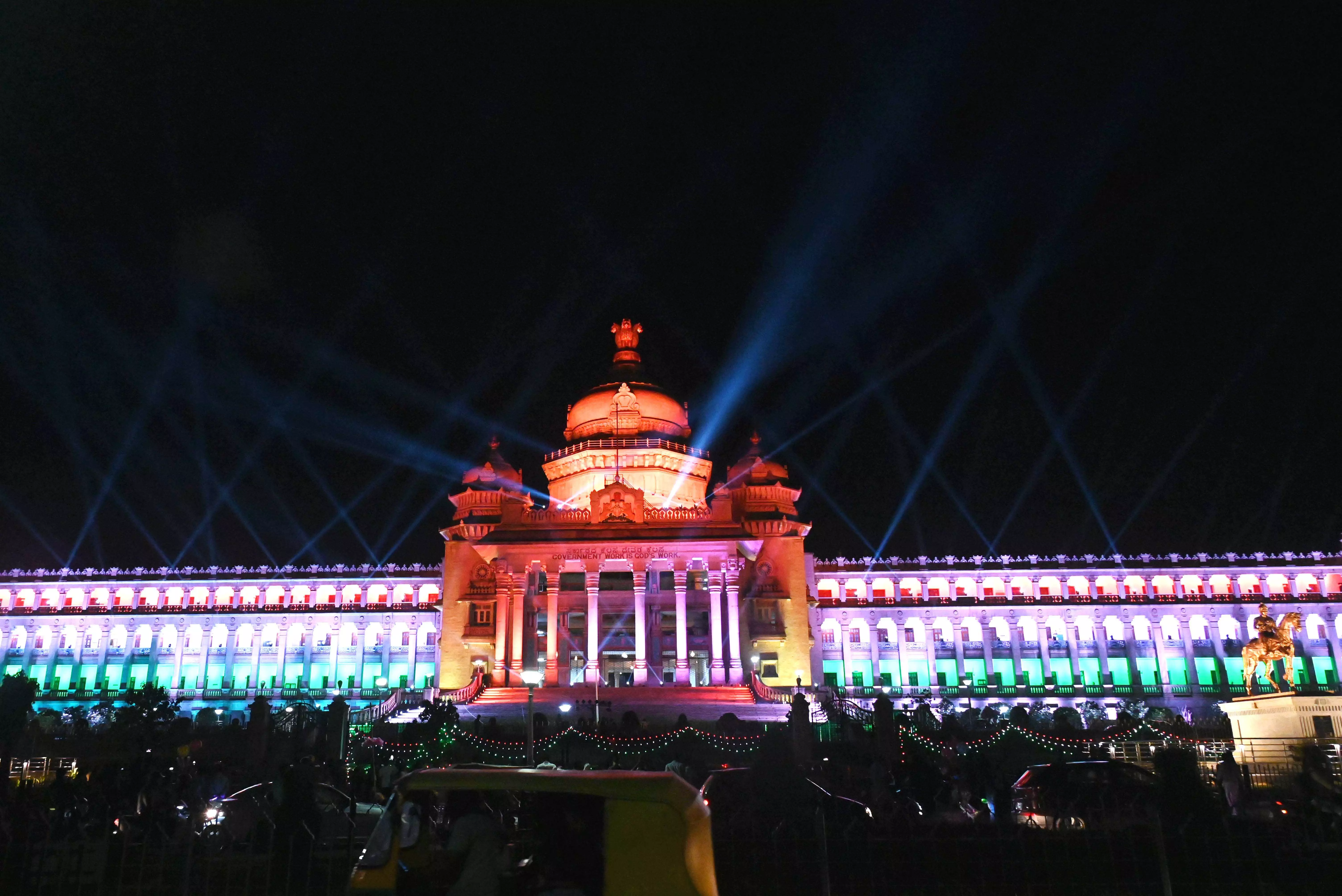 ತ್ರಿವರ್ಣ ಧ್ವಜದ ಬಣ್ಣದ ದೀಪಾಲಂಕಾರದಿಂದ ಕಂಗೊಳಿಸುತ್ತಿರುವ ವಿಧಾನಸೌಧ