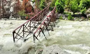 ಪ್ರವಾಹದಿಂದ ಕೊಚ್ಚಿಹೋದ ಉತ್ತರಕಾಶಿ- ಚೀನಾಗಡಿ ಸಂಪರ್ಕ ಸೇತುವೆ