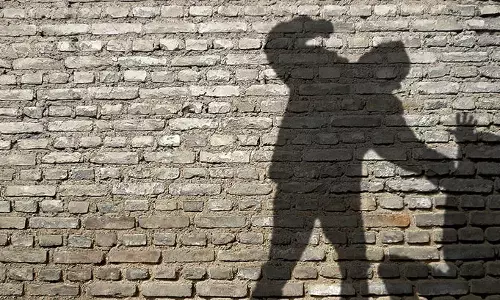 ಆದಿವಾಸಿ ಯುವಕನ ಹತ್ಯೆ ಶಂಕೆ; ವ್ಯಕ್ತಿಯನ್ನು ಮರಕ್ಕೆ ಕಟ್ಟಿಹಾಕಿ ಹಲ್ಲೆ