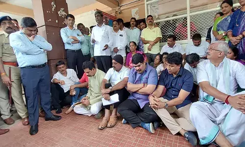 ಶಾಸಕರ ಹಕ್ಕು ಚ್ಯುತಿ ಆರೋಪ; ಬಿಜೆಪಿ ಜನಪ್ರತಿನಿಧಿಗಳಿಂದ ಜಿಲ್ಲಾಧಿಕಾರಿ ಕಚೇರಿ ಮೆಟ್ಟಿಲಲ್ಲೇ ಪ್ರತಿಭಟನೆ