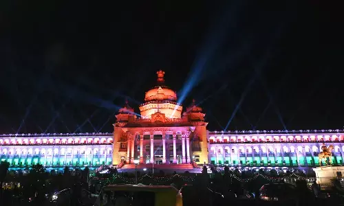 ತ್ರಿವರ್ಣ ಧ್ವಜದ ಬಣ್ಣದ ದೀಪಾಲಂಕಾರದಿಂದ ಕಂಗೊಳಿಸುತ್ತಿರುವ ವಿಧಾನಸೌಧ