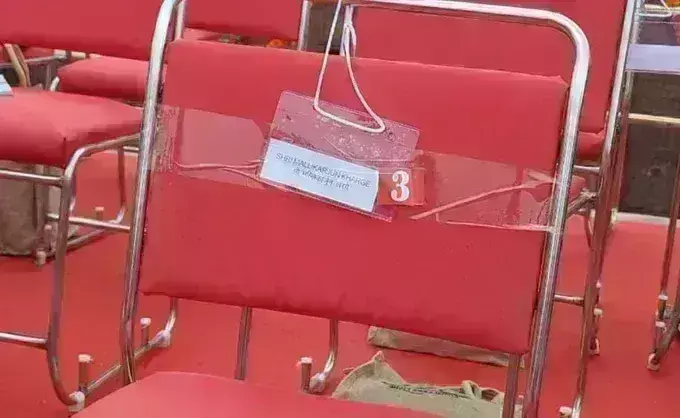 ಗಮನ ಸೆಳೆದ ಖಾಲಿ  ಕುರ್ಚಿ: ಕೆಂಪುಕೋಟೆಯ ಕಾರ್ಯಕ್ರಮದಿಂದ ದೂರ ಉಳಿದು ಸಂದೇಶ ರವಾನಿಸಿದ ಮಲ್ಲಿಕಾರ್ಜುನ ಖರ್ಗೆ