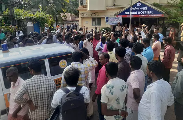 ಶಸ್ತ್ರಚಿಕಿತ್ಸೆ ಬಳಿಕ ಬಾಲಕ ಸಾವು: ಪುತ್ತೂರು ಖಾಸಗಿ ಆಸ್ಪತ್ರೆ ಮುಂಭಾಗದಲ್ಲಿ ಮೃತದೇಹ ಇರಿಸಿ ಪ್ರತಿಭಟನೆ