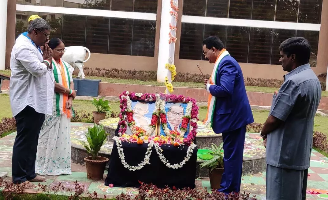 ದೇಶದ ಅಭಿವೃದ್ಧಿಗೆ ಒಗ್ಗೂಡಿ ಶ್ರಮಿಸೋಣ: ದಾವಣಗೆರೆ ವಿವಿ ಕುಲಪತಿ ಪ್ರೊ.ಕುಂಬಾರ ಕರೆ