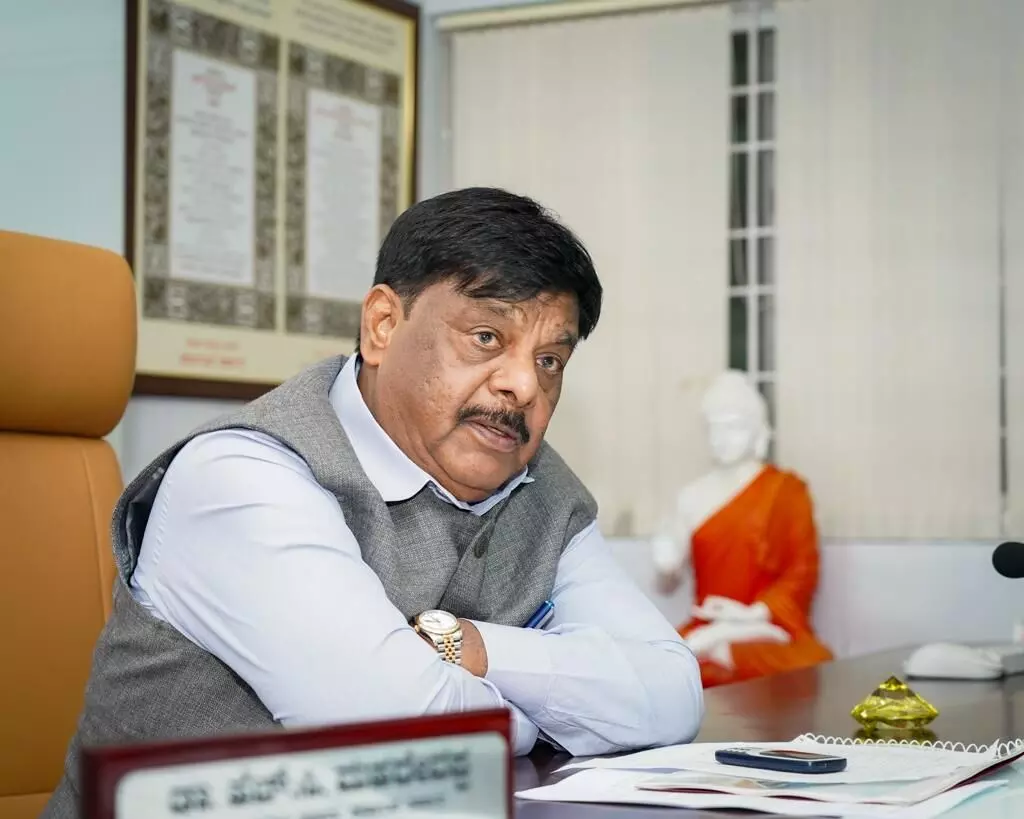 ರಾಜ್ಯದ ಎಲ್ಲಾ ಶಾಲಾ, ಕಾಲೇಜುಗಳಲ್ಲಿ ಸಂವಿಧಾನ ಪೀಠಿಕೆ ಓದು ಕಡ್ಡಾಯ; ಆ.29 ರಂದು ಚಾಲನೆ: ಸಚಿವ ಡಾ.ಎಚ್.ಸಿ.ಮಹದೇವಪ್ಪ ರಾಜ್ಯದ ಎಲ್ಲಾ ಶಾಲಾ, ಕಾಲೇಜುಗಳಲ್ಲಿ ಸಂವಿಧಾನ ಪೀಠಿಕೆ ಓದು ಕಡ್ಡಾಯ; ಆ.29 ರಂದು ಚಾಲನೆ: ಸಚಿವ ಡಾ.ಎಚ್.ಸಿ.ಮಹದೇವಪ್ಪ