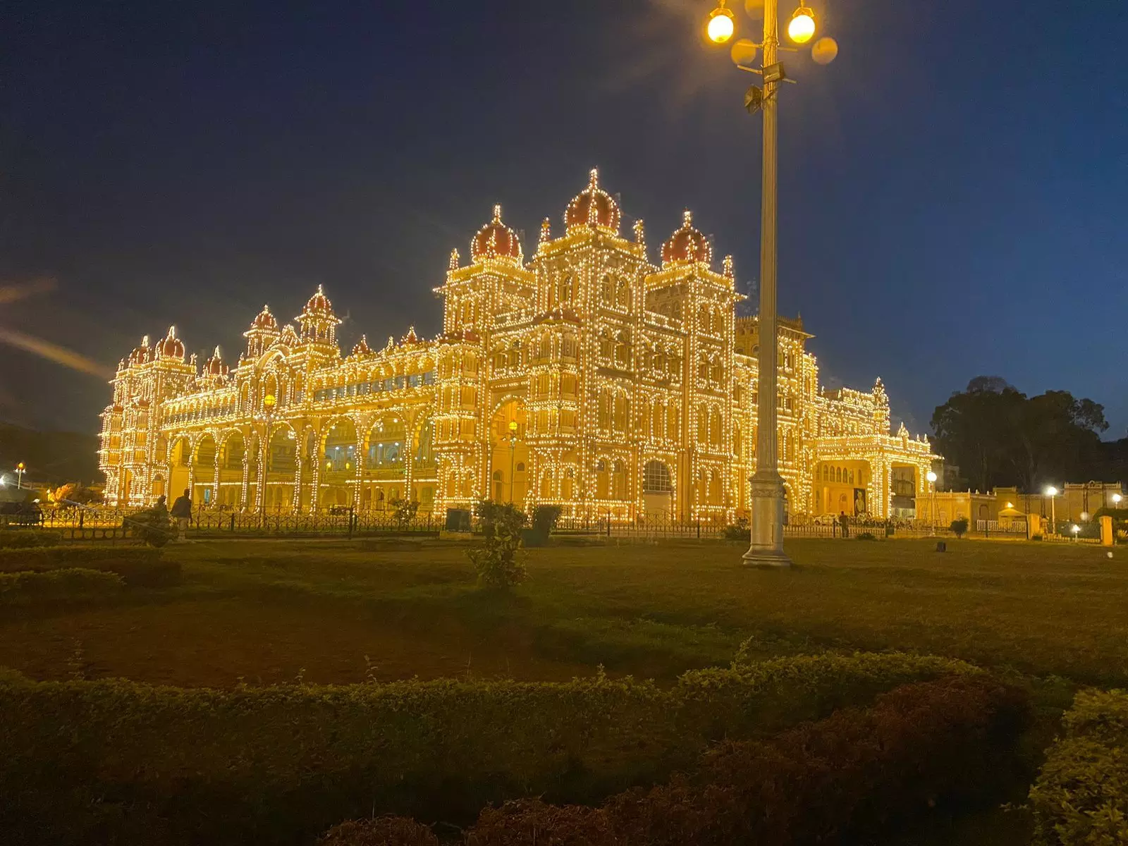 ವಿದ್ಯುದ್ದೀಪಗಳಿಂದ ಅಲಂಕಾರಗೊಂಡ ಮೈಸೂರು ಅರಮನೆ