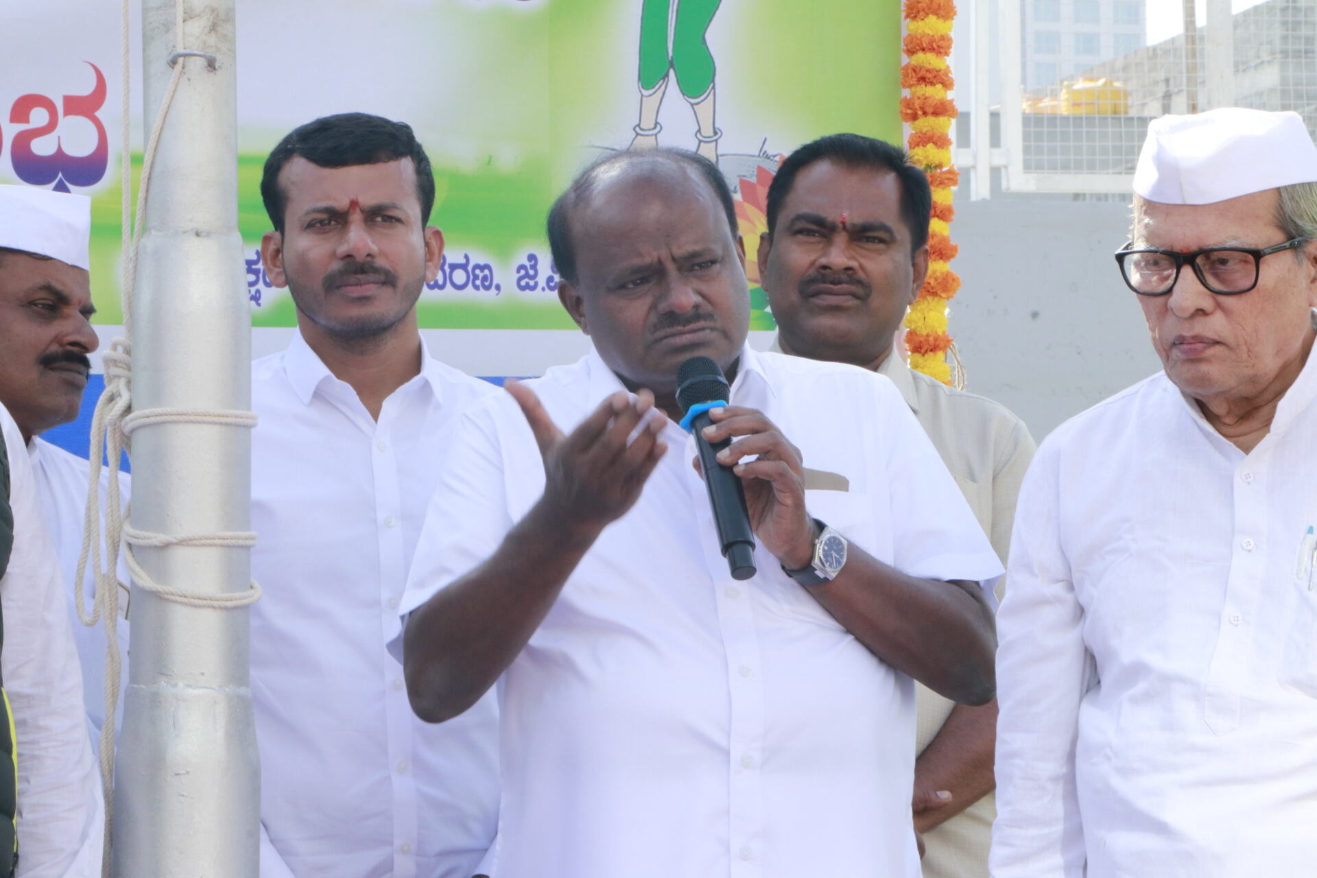 ʼಗ್ಯಾರಂಟಿʼ ನಿಮ್ಮ ಮನೆ ದುಡ್ಡಿನಿಂದ ಕೊಟ್ಟಿದ್ದೀರಾ?; ಬಣ್ಣ ಬಣ್ಣದ ಕೂಲಿಂಗ್ ಗ್ಲಾಸುಗಳನ್ನು ಹಾಕಿಕೊಂಡು ಪೋಸು ಕೊಡುವುದು ಬೇಡ: ಕುಮಾರಸ್ವಾಮಿ ವಾಗ್ದಾಳಿ