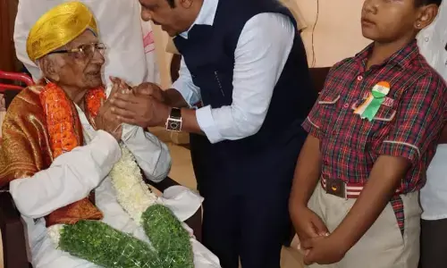 ಸಚಿವ ಝಮೀರ್ ಅಹ್ಮದ್‍ ಖಾನ್‍ರಿಂದ ಸ್ವಾತಂತ್ರ್ಯ ಯೋಧ ಗುಂಡೂರಾವ್ ದೇಸಾಯಿಗೆ ಸನ್ಮಾನ