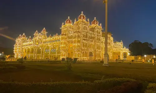 ವಿದ್ಯುದ್ದೀಪಗಳಿಂದ ಅಲಂಕಾರಗೊಂಡ ಮೈಸೂರು ಅರಮನೆ