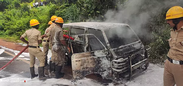 ಮೂಡುಬಿದಿರೆ: ಚಲಿಸುತ್ತಿದ್ದ ಓಮ್ನಿ ಬೆಂಕಿಗಾಹುತಿ