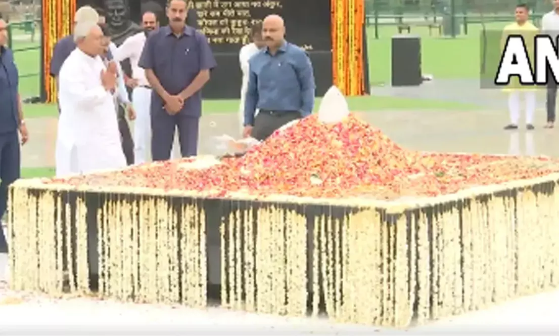 ಅಟಲ್ ಬಿಹಾರಿ ವಾಜಪೇಯಿ ಸ್ಮಾರಕಕ್ಕೆ ಭೇಟಿ ನೀಡಿ ಶ್ರದ್ದಾಂಜಲಿ ಸಲ್ಲಿಸಿದ ನಿತೀಶ್ ಕುಮಾರ್