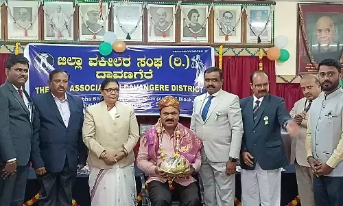 ದಾವಣಗೆರೆ: ಪ್ರಧಾನ ಜಿಲ್ಲಾ ನ್ಯಾಯಾಲಯದ ಮುಖ್ಯ ಆಡಳಿತಾಧಿಕಾರಿ,ಲೇಖಕ ಬಿ.ಶ್ರೀನಿವಾಸರಿಗೆ ಸನ್ಮಾನ