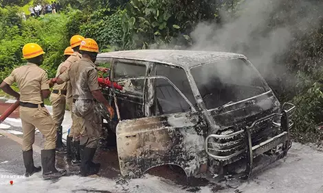 ಮೂಡುಬಿದಿರೆ: ಚಲಿಸುತ್ತಿದ್ದ ಓಮ್ನಿ ಬೆಂಕಿಗಾಹುತಿ