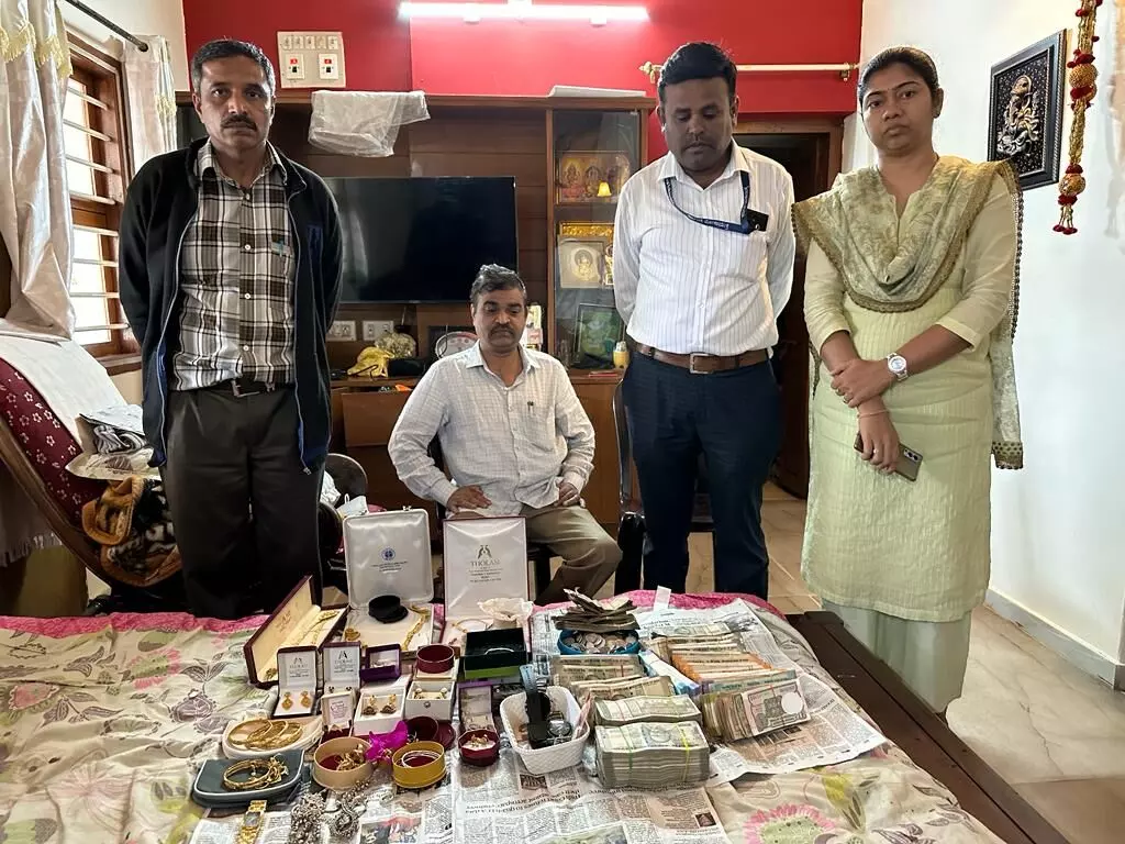 ಕೊಡಗು: ಅಪರ ಜಿಲ್ಲಾಧಿಕಾರಿ ಮನೆ ಮೇಲೆ ಲೋಕಾಯುಕ್ತ ದಾಳಿ ಕೊಡಗು: ಅಪರ ಜಿಲ್ಲಾಧಿಕಾರಿ ಮನೆ ಮೇಲೆ ಲೋಕಾಯುಕ್ತ ದಾಳಿ