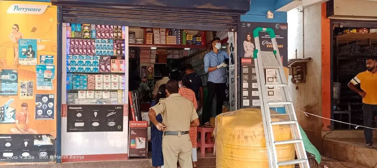 ಉಪ್ಪಿನಂಗಡಿ: ಎಲೆಕ್ಟ್ರಿಕಲ್ - ಹಾರ್ಡ್ವೇರ್ ಮಳಿಗೆಗೆ ನುಗ್ಗಿ ಕಳವು ಉಪ್ಪಿನಂಗಡಿ: ಎಲೆಕ್ಟ್ರಿಕಲ್ - ಹಾರ್ಡ್ವೇರ್ ಮಳಿಗೆಗೆ ನುಗ್ಗಿ ಕಳವು