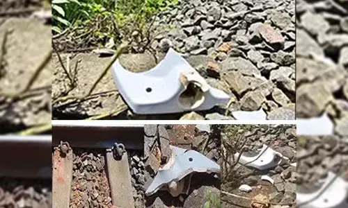 ಕಾಸರಗೋಡು: ರೈಲು ಹಳಿಯಲ್ಲಿ ಕಲ್ಲು, ತುಂಡಾದ ಕ್ಲೋಸೆಟ್ ಪತ್ತೆ; ತಪ್ಪಿದ ಅಪಾಯ