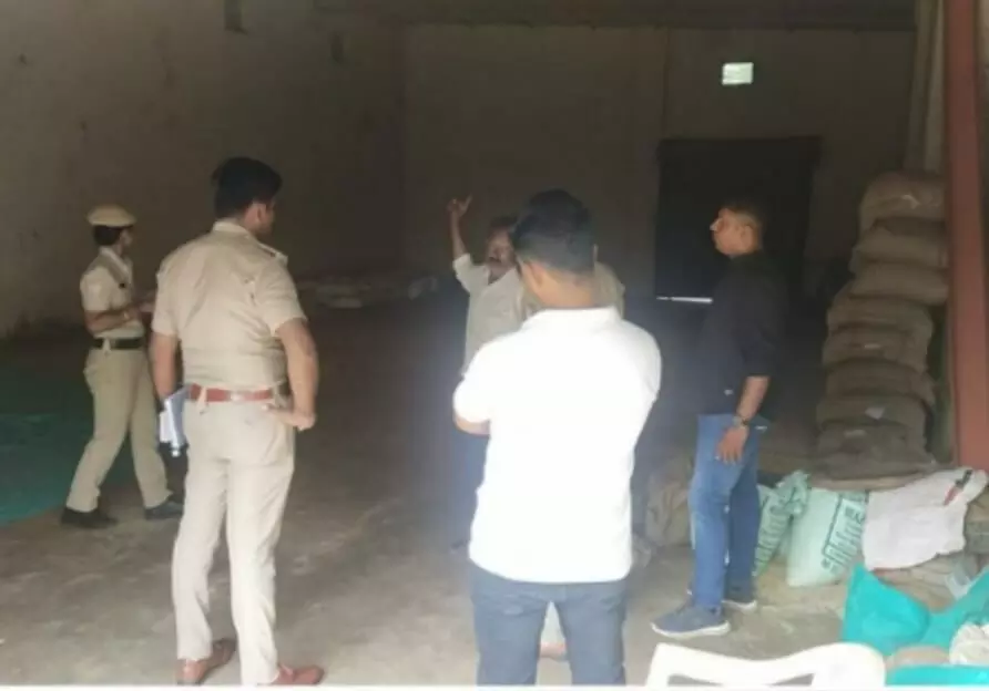 ಬಂಟ್ವಾಳ: ಪಡಿತರ ಅಕ್ಕಿಯಲ್ಲಿ ಅವ್ಯವಹಾರ ಆರೋಪ; ಅಧಿಕಾರಿಗಳಿಂದ ತನಿಖೆ ಬಂಟ್ವಾಳ: ಪಡಿತರ ಅಕ್ಕಿಯಲ್ಲಿ ಅವ್ಯವಹಾರ ಆರೋಪ; ಅಧಿಕಾರಿಗಳಿಂದ ತನಿಖೆ