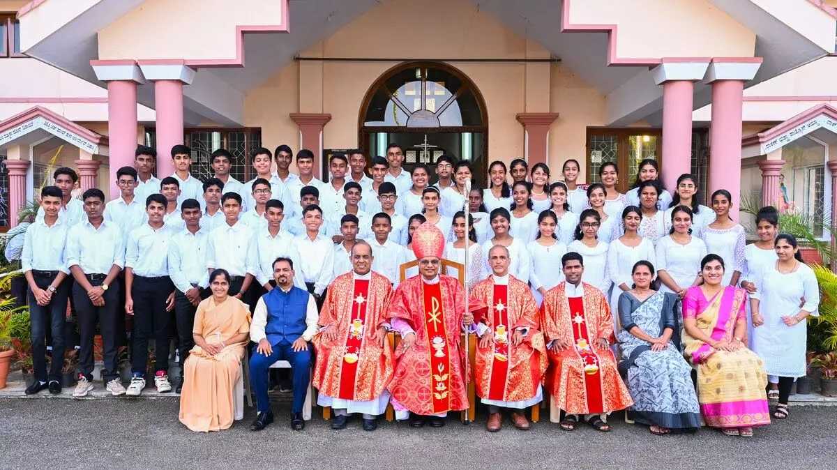 ಗಾರ್ಡಿಯನ್ ಏಂಜಲ್ ಚರ್ಚ್ಗೆ ಮಂಗಳೂರು ಬಿಷಪ್ ಭೇಟಿ ಗಾರ್ಡಿಯನ್ ಏಂಜಲ್ ಚರ್ಚ್ಗೆ ಮಂಗಳೂರು ಬಿಷಪ್ ಭೇಟಿ