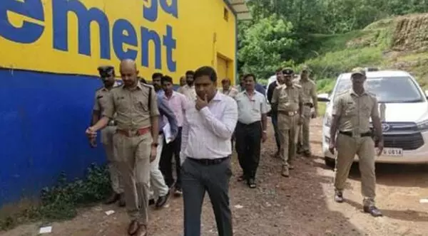 ಬಂಟ್ವಾಳ: ರೂ. 1 ಕೋಟಿಗೂ ಅಧಿಕ ಮೌಲ್ಯದ ಅಕ್ಕಿ ಕೊರತೆ; ದಾಸ್ತಾನು ಕೇಂದ್ರಕ್ಕೆ ಜಿಲ್ಲಾಧಿಕಾರಿ, ಎಸ್ಪಿ ಭೇಟಿ ಬಂಟ್ವಾಳ: ರೂ. 1 ಕೋಟಿಗೂ ಅಧಿಕ ಮೌಲ್ಯದ ಅಕ್ಕಿ ಕೊರತೆ; ದಾಸ್ತಾನು ಕೇಂದ್ರಕ್ಕೆ ಜಿಲ್ಲಾಧಿಕಾರಿ, ಎಸ್ಪಿ ಭೇಟಿ