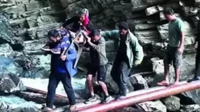 ಭೂಕುಸಿತದಿಂದ ಕೊಚ್ಚಿಹೋದ ರಸ್ತೆ: ಗರ್ಭಿಣಿಯನ್ನು ಕುರ್ಚಿಯಲ್ಲಿ ಹೊತ್ತೊಯ್ದ ಗ್ರಾಮಸ್ಥರು