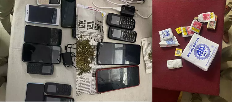 ಹಾಸನ: ಜಿಲ್ಲಾ ಕಾರಾಗೃಹದ ಮೇಲೆ ಪೊಲೀಸರ ದಿಢೀರ್ ದಾಳಿ; 17 ಮೊಬೈಲ್, ಗಾಂಜಾ ವಶ ಹಾಸನ: ಜಿಲ್ಲಾ ಕಾರಾಗೃಹದ ಮೇಲೆ ಪೊಲೀಸರ ದಿಢೀರ್ ದಾಳಿ; 17 ಮೊಬೈಲ್, ಗಾಂಜಾ ವಶ