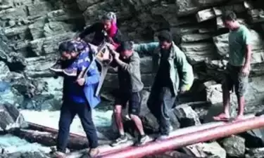 ಭೂಕುಸಿತದಿಂದ ಕೊಚ್ಚಿಹೋದ ರಸ್ತೆ: ಗರ್ಭಿಣಿಯನ್ನು ಕುರ್ಚಿಯಲ್ಲಿ ಹೊತ್ತೊಯ್ದ ಗ್ರಾಮಸ್ಥರು