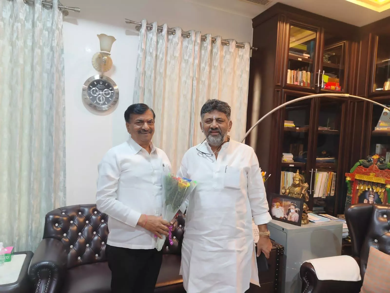 ಕುತೂಹಲ ಮೂಡಿಸಿದ ಡಿ.ಕೆ.ಶಿವಕುಮಾರ್ ಮತ್ತು ಜೆಡಿಎಸ್ ನಾಯಕ ಆಯನೂರು ಮಂಜುನಾಥ್ ಭೇಟಿ ಕುತೂಹಲ ಮೂಡಿಸಿದ ಡಿ.ಕೆ.ಶಿವಕುಮಾರ್ ಮತ್ತು ಜೆಡಿಎಸ್ ನಾಯಕ ಆಯನೂರು ಮಂಜುನಾಥ್ ಭೇಟಿ