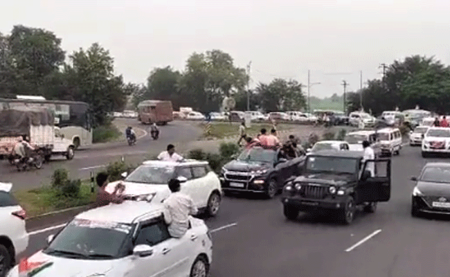 1200 ಕಾರುಗಳ ಮೆರವಣಿಗೆಯೊಂದಿಗೆ ಕಾಂಗ್ರೆಸ್ ಪಕ್ಷಕ್ಕೆ ಮರಳಿದ ಕೇಂದ್ರ ಸಚಿವ ಸಿಂಧಿಯಾ ಆಪ್ತ ಸಮಂದರ್ ಪಟೇಲ್ 1200 ಕಾರುಗಳ ಮೆರವಣಿಗೆಯೊಂದಿಗೆ ಕಾಂಗ್ರೆಸ್ ಪಕ್ಷಕ್ಕೆ ಮರಳಿದ ಕೇಂದ್ರ ಸಚಿವ ಸಿಂಧಿಯಾ ಆಪ್ತ ಸಮಂದರ್ ಪಟೇಲ್