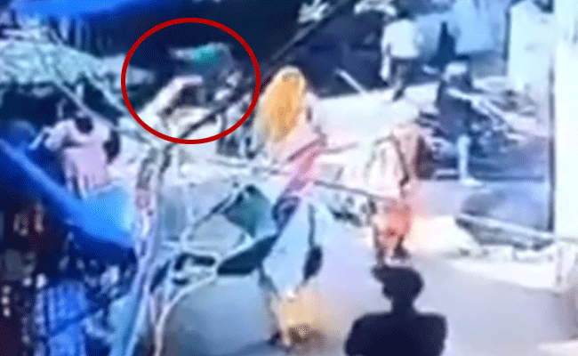 5 ವರ್ಷದ ಮಗುವನ್ನು ನೆಲಕ್ಕೆ ಬಡಿದು ಹತ್ಯೆಗೈದ ಸನ್ಯಾಸಿ ವಸ್ತ್ರ ಧರಿಸಿದ್ದ ವ್ಯಕ್ತಿ 5 ವರ್ಷದ ಮಗುವನ್ನು ನೆಲಕ್ಕೆ ಬಡಿದು ಹತ್ಯೆಗೈದ ಸನ್ಯಾಸಿ ವಸ್ತ್ರ ಧರಿಸಿದ್ದ ವ್ಯಕ್ತಿ