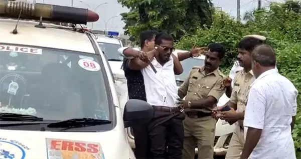 ಕೊಣಾಜೆ: ಅಮಲು ಪದಾರ್ಥ ಸೇವಿಸಿ ನಶೆಯಲ್ಲಿದ್ದ ಯುವಕನನ್ನು ಸಿನಿಮೀಯ ರೀತಿಯಲ್ಲಿ ಬಂಧಿಸಿದ ಪೊಲೀಸರು ಕೊಣಾಜೆ: ಅಮಲು ಪದಾರ್ಥ ಸೇವಿಸಿ ನಶೆಯಲ್ಲಿದ್ದ ಯುವಕನನ್ನು ಸಿನಿಮೀಯ ರೀತಿಯಲ್ಲಿ ಬಂಧಿಸಿದ ಪೊಲೀಸರು