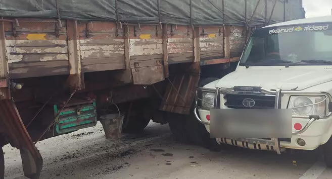 ಹುಬ್ಬಳ್ಳಿ | ನಿಂತಿದ್ದ ವಾಣಿಜ್ಯ ತೆರಿಗೆ ಇಲಾಖೆ ವಾಹನಕ್ಕೆ ಲಾರಿ ಡಿಕ್ಕಿ: ಕರ್ತವ್ಯನಿರತ ಸಿಬ್ಬಂದಿ ಮೃತ್ಯು
