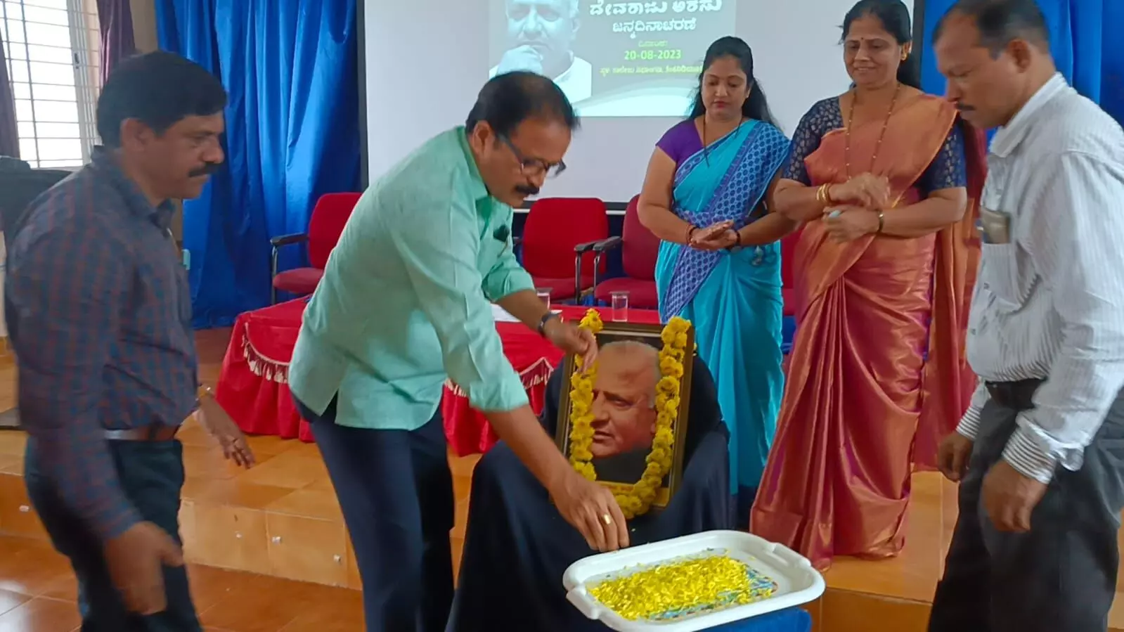 ತಳಜಾತಿಗಳ ಎದೆಯೊಳಗೆ ಸ್ವಾಭಿಮಾನವನ್ನು ಬಿತ್ತಿದ ದೇವರಾಜ ಅರಸರು: ಪ್ರೊ.ಜಯಪ್ರಕಾಶ್ ಶೆಟ್ಟಿ ತಳಜಾತಿಗಳ ಎದೆಯೊಳಗೆ ಸ್ವಾಭಿಮಾನವನ್ನು ಬಿತ್ತಿದ ದೇವರಾಜ ಅರಸರು: ಪ್ರೊ.ಜಯಪ್ರಕಾಶ್ ಶೆಟ್ಟಿ