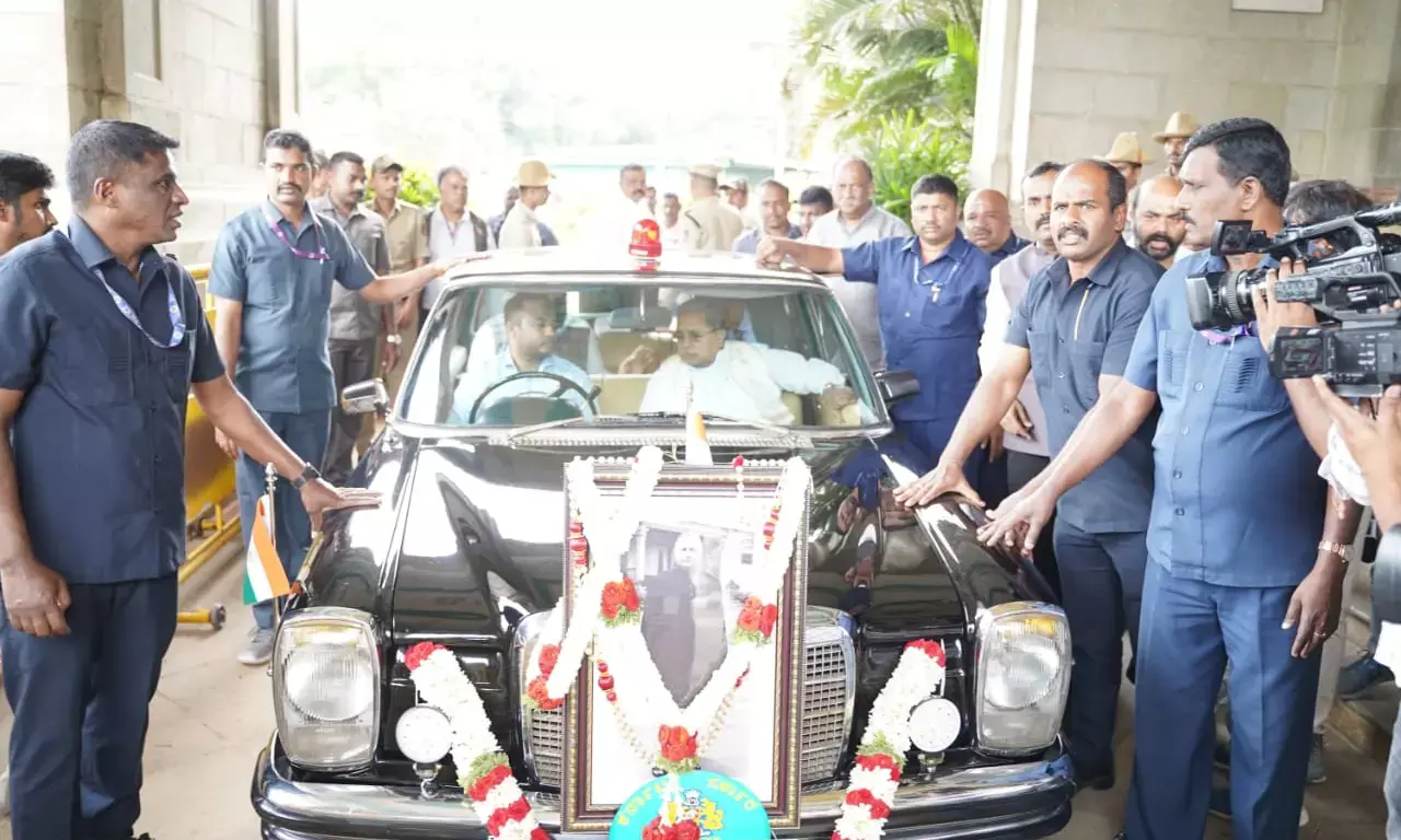 ದೇವರಾಜ ಅರಸು ಅವರ ಜನ್ಮ ದಿನಾಚರಣೆ; ಅರಸು ಅವರ ಕಾರಿನಲ್ಲೇ ವಿಧಾನಸೌಧದ ಸಭಾಂಗಣಕ್ಕೆ ಆಗಮಿಸಿದ ಸಿಎಂ ಸಿದ್ದರಾಮಯ್ಯ