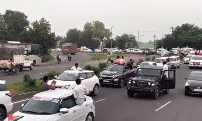 1200 ಕಾರುಗಳ ಮೆರವಣಿಗೆಯೊಂದಿಗೆ ಕಾಂಗ್ರೆಸ್ ಪಕ್ಷಕ್ಕೆ ಮರಳಿದ ಕೇಂದ್ರ ಸಚಿವ ಸಿಂಧಿಯಾ ಆಪ್ತ ಸಮಂದರ್‌ ಪಟೇಲ್‌