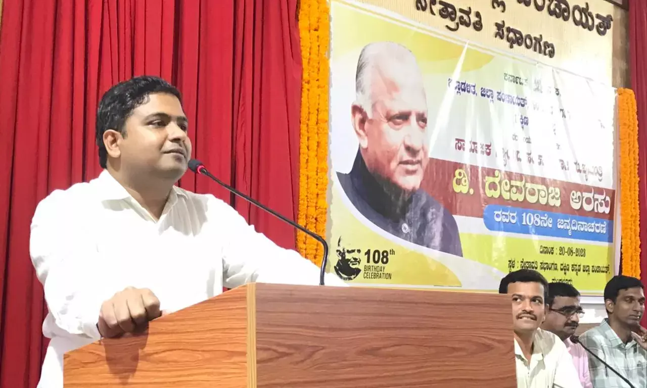 ದೇವರಾಜ ಅರಸು ದೂರದೃಷ್ಟಿತ್ವದಿಂದ ರಾಜ್ಯದಲ್ಲಿ ಮಹತ್ತರ ಬದಲಾವಣೆ: ಡಿಸಿ ಮುಲ್ಲೈ ಮುಗಿಲನ್