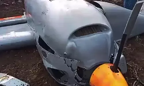 ಚಿತ್ರದುರ್ಗ: ಪೈಲಟ್​ ರಹಿತ ಡ್ರೋನ್ ಮಾದರಿ ವಿಮಾನ ಪತನ