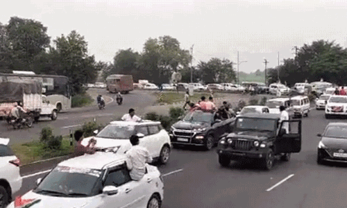 1200 ಕಾರುಗಳ ಮೆರವಣಿಗೆಯೊಂದಿಗೆ ಕಾಂಗ್ರೆಸ್ ಪಕ್ಷಕ್ಕೆ ಮರಳಿದ ಕೇಂದ್ರ ಸಚಿವ ಸಿಂಧಿಯಾ ಆಪ್ತ ಸಮಂದರ್‌ ಪಟೇಲ್‌