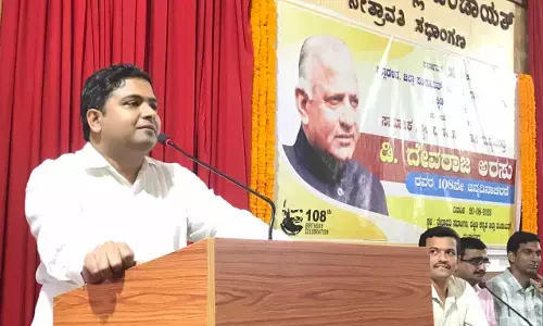 ದೇವರಾಜ ಅರಸು ದೂರದೃಷ್ಟಿತ್ವದಿಂದ ರಾಜ್ಯದಲ್ಲಿ ಮಹತ್ತರ ಬದಲಾವಣೆ: ಡಿಸಿ ಮುಲ್ಲೈ ಮುಗಿಲನ್