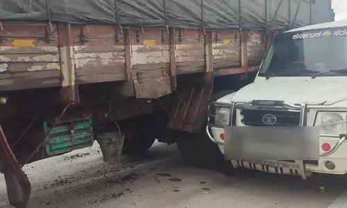 ಹುಬ್ಬಳ್ಳಿ | ನಿಂತಿದ್ದ ವಾಣಿಜ್ಯ ತೆರಿಗೆ ಇಲಾಖೆ ವಾಹನಕ್ಕೆ ಲಾರಿ ಡಿಕ್ಕಿ: ಕರ್ತವ್ಯನಿರತ ಸಿಬ್ಬಂದಿ ಮೃತ್ಯು