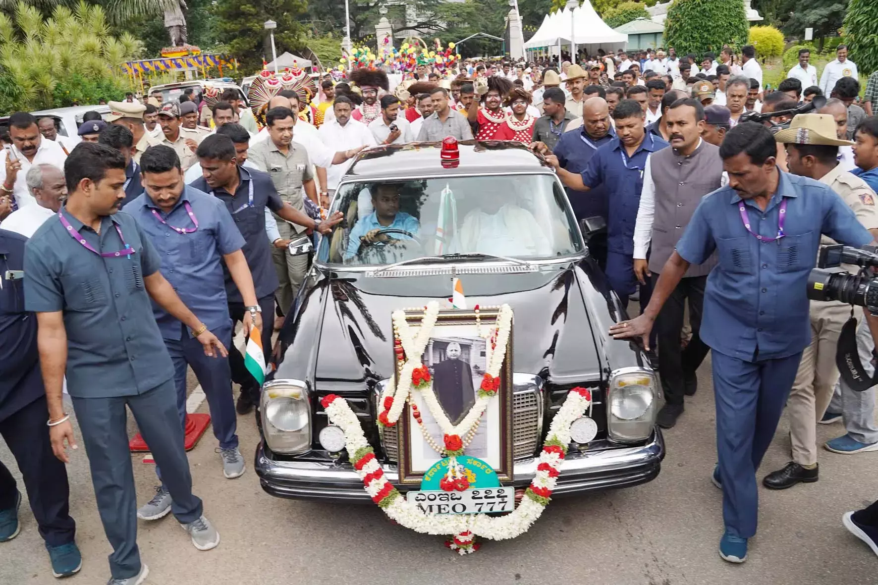 ದೇವರಾಜ ಅರಸು ಅವರ ಕಾರಿನಲ್ಲಿ‌ ವಿಧಾನಸೌಧಕ್ಕೆ ಬಂದ  ಸಿಎಂ