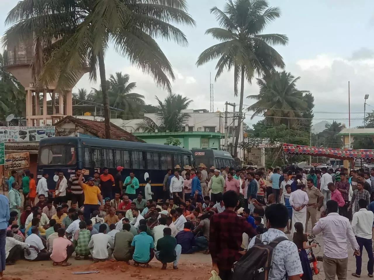 ಶಿವಮೊಗ್ಗ: ಗಾಂಧೀಜಿ ಪ್ರತಿಮೆ ಧ್ವಂಸಗೊಳಿಸಿದ ಕಿಡಿಗೇಡಿಗಳನ್ನು ಬಂಧಿಸುವಂತೆ ಒತ್ತಾಯಿಸಿ ಸ್ಥಳೀಯರಿಂದ ಪ್ರತಿಭಟನೆ, ಬಿಗಿ ಪೊಲೀಸ್ ಬಂದೋಬಸ್ತ್ ಶಿವಮೊಗ್ಗ: ಗಾಂಧೀಜಿ ಪ್ರತಿಮೆ ಧ್ವಂಸಗೊಳಿಸಿದ ಕಿಡಿಗೇಡಿಗಳನ್ನು ಬಂಧಿಸುವಂತೆ ಒತ್ತಾಯಿಸಿ ಸ್ಥಳೀಯರಿಂದ ಪ್ರತಿಭಟನೆ, ಬಿಗಿ ಪೊಲೀಸ್ ಬಂದೋಬಸ್ತ್