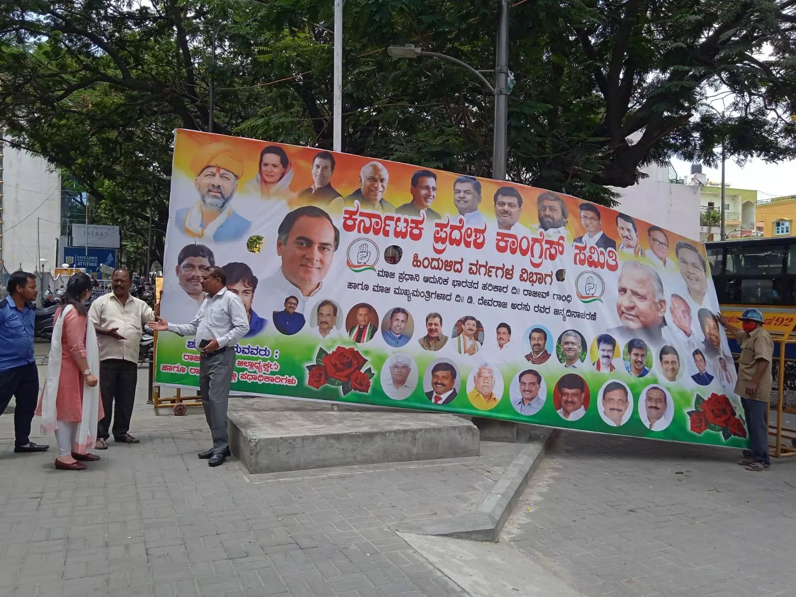 ಬೆಂಗಳೂರಿನಲ್ಲಿ ಅನಧಿಕೃತ ಬ್ಯಾನರ್ ಅಳವಡಿಕೆ: ಕೆಪಿಸಿಸಿ ಅಧ್ಯಕ್ಷರಿಗೆ 50 ಸಾವಿರ ದಂಡ! ಬೆಂಗಳೂರಿನಲ್ಲಿ ಅನಧಿಕೃತ ಬ್ಯಾನರ್ ಅಳವಡಿಕೆ: ಕೆಪಿಸಿಸಿ ಅಧ್ಯಕ್ಷರಿಗೆ 50 ಸಾವಿರ ದಂಡ!