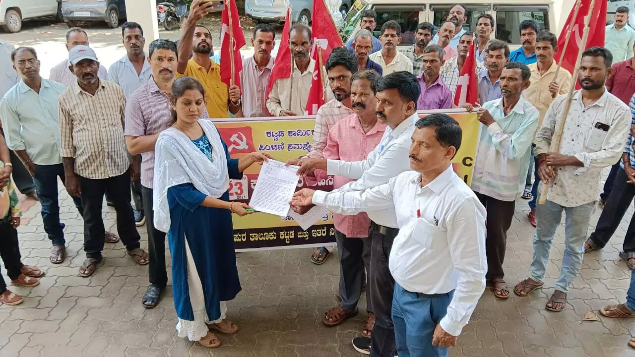 ಕಟ್ಟಡ ಕಾರ್ಮಿಕರ ಬೇಡಿಕೆ ಈಡೇರಿಕೆಗೆ ಆಗ್ರಹ: ತಾಲೂಕು ಕಚೇರಿ ಸಹಿತ ಗ್ರಾಪಂಗಳ ಕಚೇರಿ ಎದುರು ಧರಣಿ ಕಟ್ಟಡ ಕಾರ್ಮಿಕರ ಬೇಡಿಕೆ ಈಡೇರಿಕೆಗೆ ಆಗ್ರಹ: ತಾಲೂಕು ಕಚೇರಿ ಸಹಿತ ಗ್ರಾಪಂಗಳ ಕಚೇರಿ ಎದುರು ಧರಣಿ