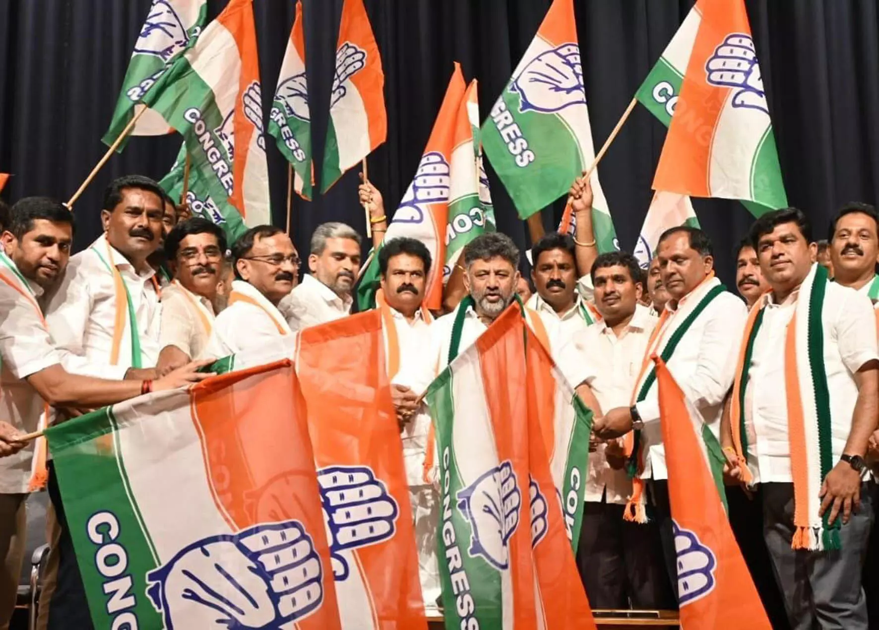 ನೀವು ಕಾರ್ಯಕರ್ತರು, ಮತದಾರರ ಮನಗೆಲ್ಲಿ, ನಾವು ನಾಯಕರುಗಳನ್ನು ನಿಭಾಯಿಸುತ್ತೇವೆ: ಡಿ.ಕೆ.ಶಿವಕುಮಾರ್ ನೀವು ಕಾರ್ಯಕರ್ತರು, ಮತದಾರರ ಮನಗೆಲ್ಲಿ, ನಾವು ನಾಯಕರುಗಳನ್ನು ನಿಭಾಯಿಸುತ್ತೇವೆ: ಡಿ.ಕೆ.ಶಿವಕುಮಾರ್