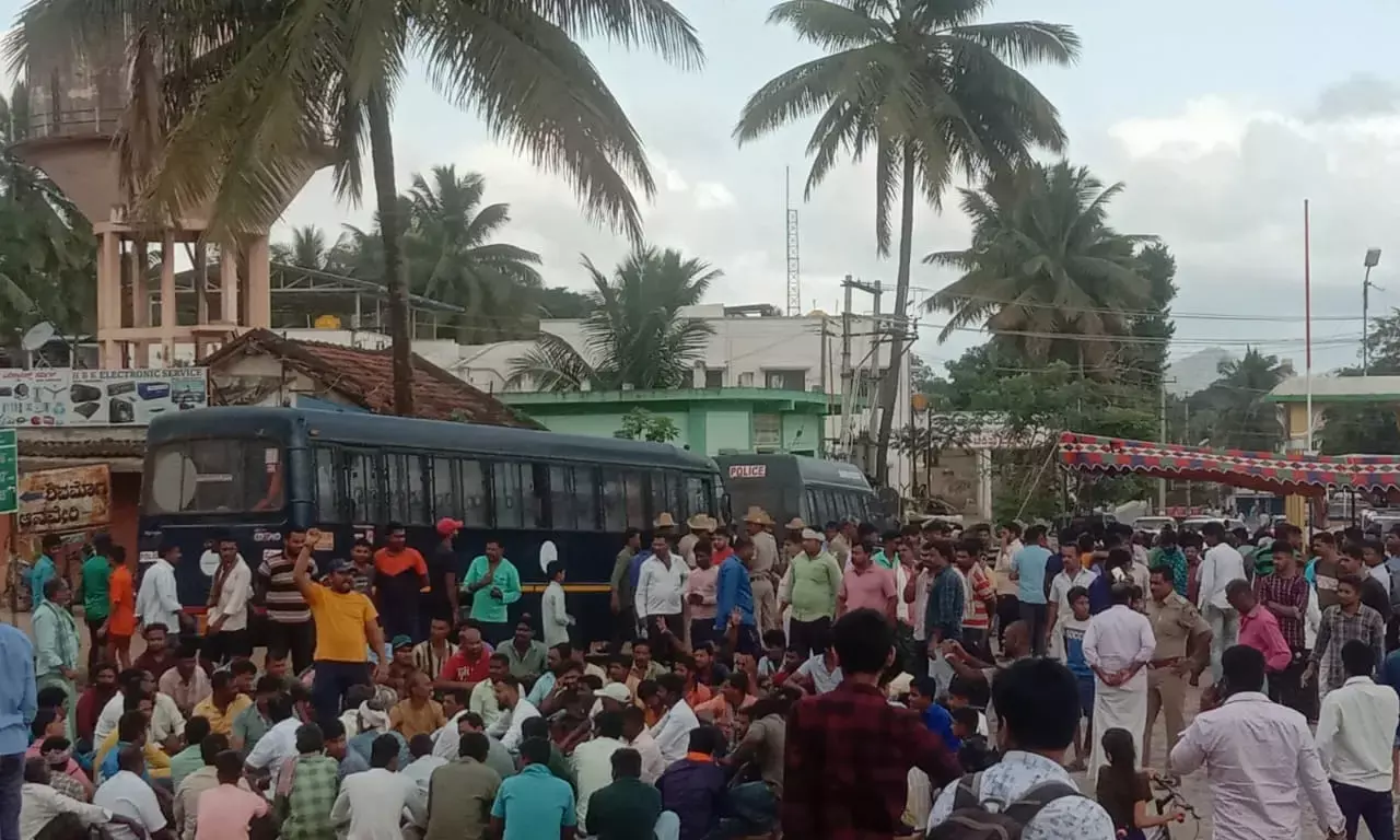 ಶಿವಮೊಗ್ಗ: ಗಾಂಧೀಜಿ ಪ್ರತಿಮೆ ಧ್ವಂಸಗೊಳಿಸಿದ ಕಿಡಿಗೇಡಿಗಳನ್ನು ಬಂಧಿಸುವಂತೆ ಒತ್ತಾಯಿಸಿ ಸ್ಥಳೀಯರಿಂದ ಪ್ರತಿಭಟನೆ, ಬಿಗಿ ಪೊಲೀಸ್ ಬಂದೋಬಸ್ತ್‌