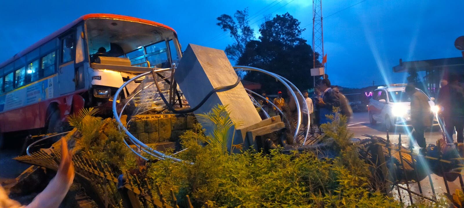 ಮಡಿಕೇರಿ | ಕೆಎಸ್ಸಾರ್ಟಿಸಿ ಬಸ್ ಢಿಕ್ಕಿ; ನೆಲಕ್ಕುರುಳಿದ ಜನರಲ್ ತಿಮ್ಮಯ್ಯ ಪ್ರತಿಮೆ