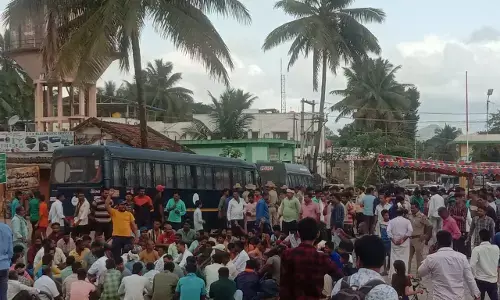 ಶಿವಮೊಗ್ಗ: ಗಾಂಧೀಜಿ ಪ್ರತಿಮೆ ಧ್ವಂಸಗೊಳಿಸಿದ ಕಿಡಿಗೇಡಿಗಳನ್ನು ಬಂಧಿಸುವಂತೆ ಒತ್ತಾಯಿಸಿ ಸ್ಥಳೀಯರಿಂದ ಪ್ರತಿಭಟನೆ, ಬಿಗಿ ಪೊಲೀಸ್ ಬಂದೋಬಸ್ತ್‌