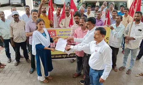 ಕಟ್ಟಡ ಕಾರ್ಮಿಕರ ಬೇಡಿಕೆ ಈಡೇರಿಕೆಗೆ ಆಗ್ರಹ: ತಾಲೂಕು ಕಚೇರಿ ಸಹಿತ ಗ್ರಾಪಂಗಳ ಕಚೇರಿ ಎದುರು ಧರಣಿ