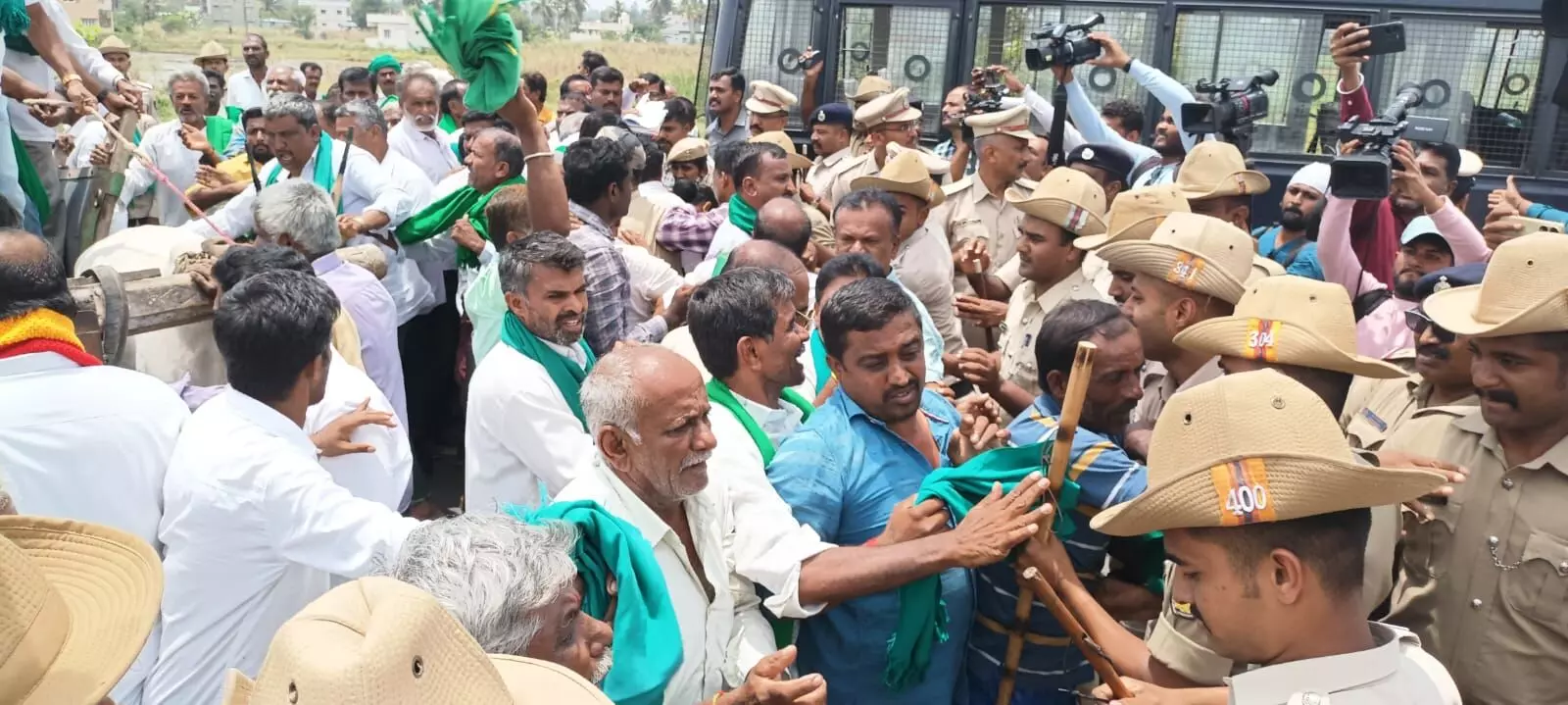 ಮಂಡ್ಯ | ತಮಿಳುನಾಡಿಗೆ ನೀರು ಬಿಡುಗಡೆ ವಿರೋಧಿಸಿ ಪ್ರತಿಭಟನೆ: ರಸ್ತೆ ತಡೆ ನಡೆಸಿದ ರೈತರ ಬಂಧನ ಮಂಡ್ಯ | ತಮಿಳುನಾಡಿಗೆ ನೀರು ಬಿಡುಗಡೆ ವಿರೋಧಿಸಿ ಪ್ರತಿಭಟನೆ: ರಸ್ತೆ ತಡೆ ನಡೆಸಿದ ರೈತರ ಬಂಧನ